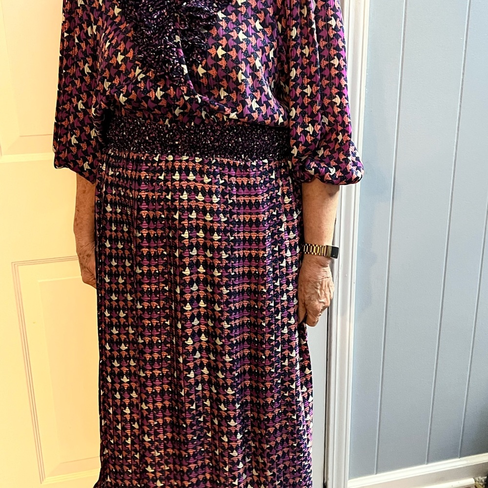 Vintage V-neck dress with ruffles neck and elastic waist band, made in Hong Kong - Picture 5 of 5